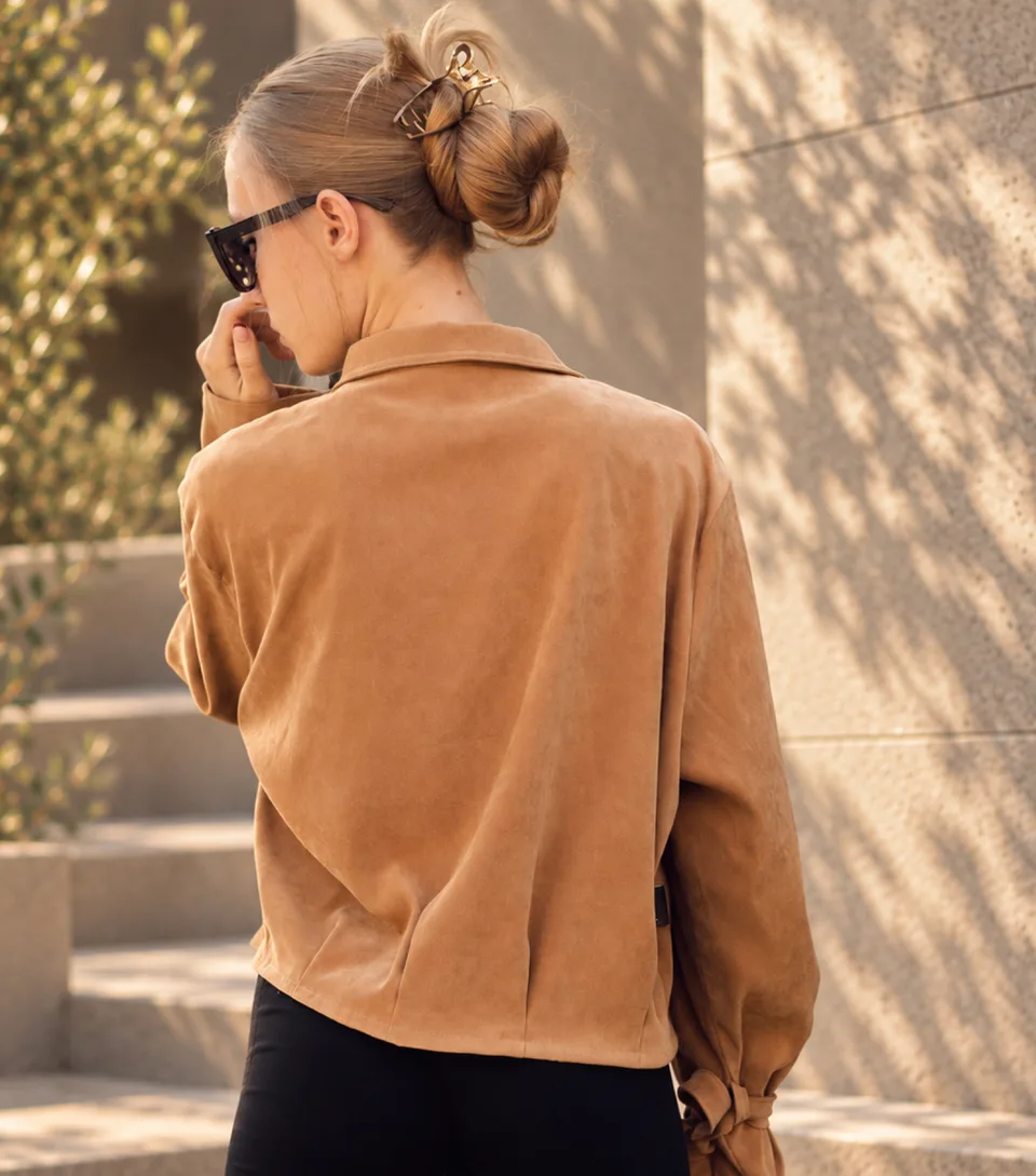 ejvice 10 – back view of the brown upcycled blazer